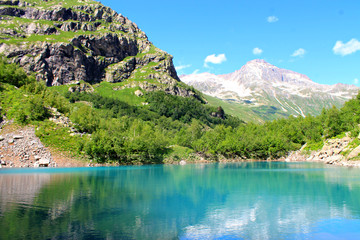 Naklejka na ściany i meble turquoise mountain lake