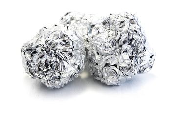 Aluminiumfolie Alufolie Silberpapier isoliert freigestellt auf weißen Hintergrund, Freisteller