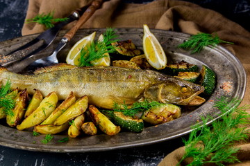 запеченный судак с картофелем,цукини и лимоном