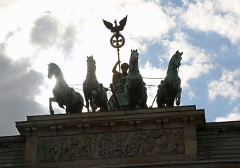 Obraz premium backlit of Four horses with the chariot and the goddess are the