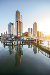 Vue sur le paysage urbain du quartier moderne avec de beaux gratte-ciel au port de Rijn pendant la matinée à Rotterdam