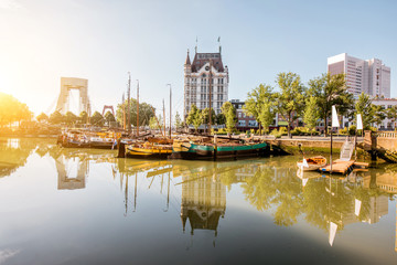 Blick auf das historische Zentrum von Rotterdam, Oude Haven, bei sonnigem Wetter
