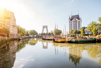 Uitzicht op de Oude Haven historische centrum van Rotterdam stad tijdens het zonnige weer