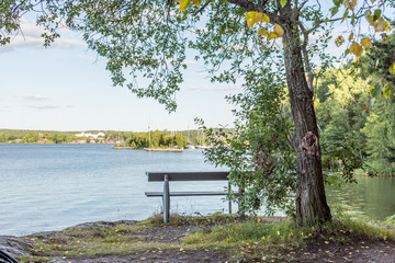 Bänkar och bord på Djurgården med en fin utsikt