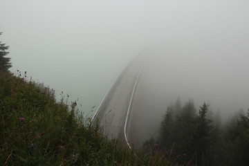 Staumauer im Nebel - 170492424