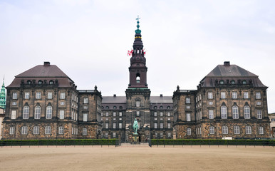 Obraz premium Christianborg palace front view in Copenhagen, Denmark