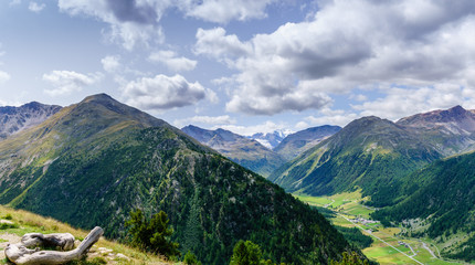 Fototapeta premium Green Alpine valley