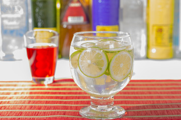 Un gin tonic con hielo y rodajas de limón