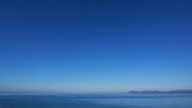 青空と海　北海道噴火湾