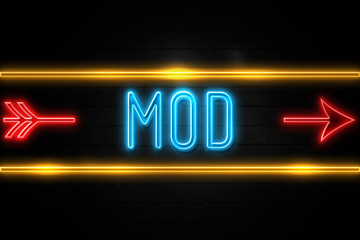 Obraz premium Mod - fluorescent Neon Sign on brickwall Front view