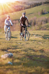 Fototapeta premium Happy mountainbike couple outdoors have fun together on a summer afternoon