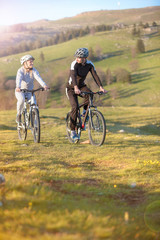 Fototapeta premium Happy mountainbike couple outdoors have fun together on a summer afternoon