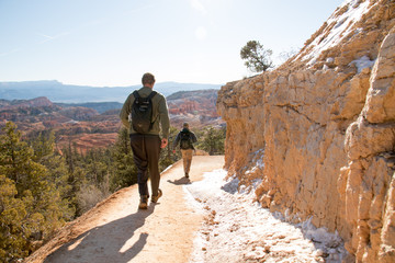 Fototapeta premium Friends on a hike in Bryce Canyon
