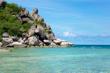 Obraz premium The stone on the beach with blue sea at Koh Chang island in Thailand