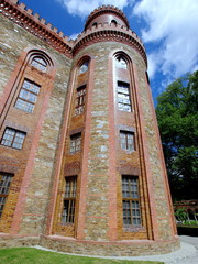 Baszta pałacu w Kamieńcu Ząbkowickim; piękna neogotycka, ceglana budowla