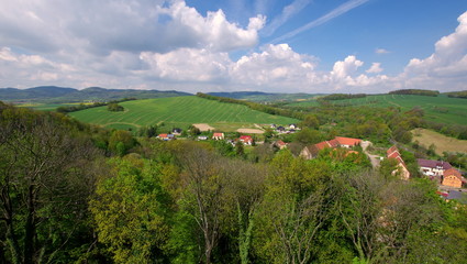 Piękny polski, wiejski krajobraz - widok na pola umiejscowione na polskich wzgórzach © Konrad_elx