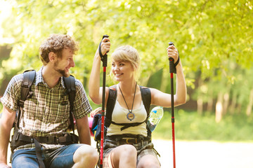 Obraz premium Hiking couple backpackers resting on forest trail
