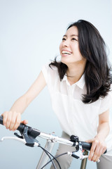 Obraz na płótnie Canvas 自転車に乗る女性 