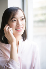 携帯電話で話す女性