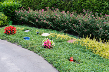 Blumen und Grab auf ein alten Friedhof