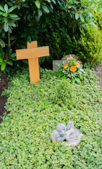 Blumen und Grab auf ein alten Friedhof