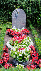 Marmor Grabstein und Grab auf ein alten Friedhof