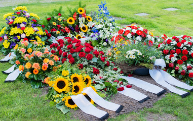 Blumen und Grab auf ein alten Friedhof