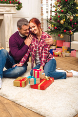 Obraz na płótnie Canvas couple with christmas presents