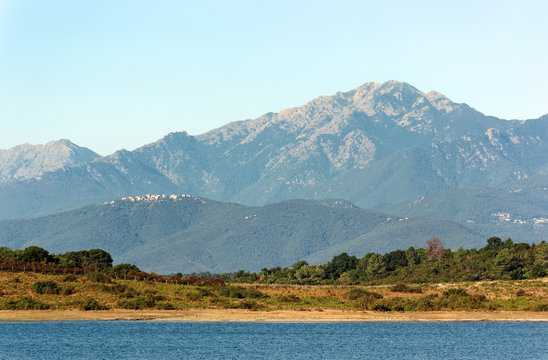 Reservoir de Bacciana dans la plaine orientale Corse
