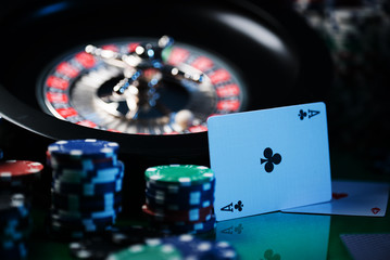 Obraz premium Roulette in casino and Poker Chips