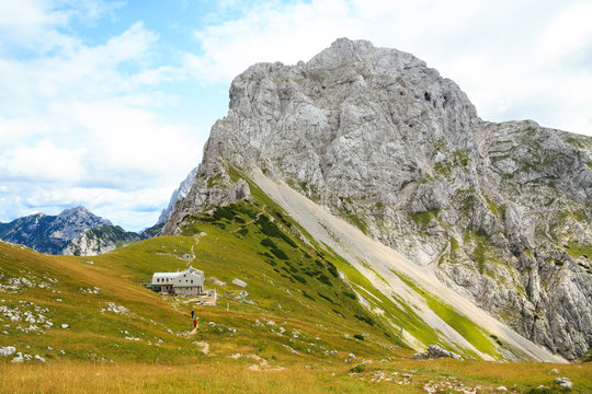 Steiner Alpen, "Kamni&scaron;ko Sedlo" mit der Bergh&uuml;tte. Im Hintergrund der Berg "Planjava". 21.08.2017. Koča na Kamni&scaron;kem sedlu, v ozadju Planjava. Kamnik-Savinja Alps, Kamnisko Sedlo, Slovenia.
