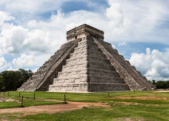 Fototapeta na wymiar Kukulkan Pyramid (el Castillo) at Chichen Itza, Yucatan, Mexico