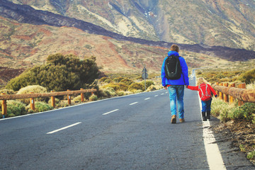Fototapeta premium father with little daughter walking on road, family travel