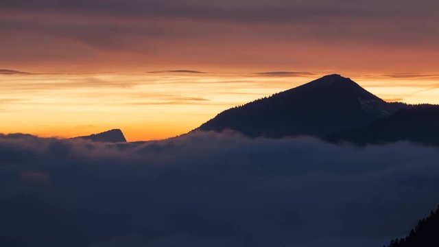 Timelapse de la mer de brouillard qui recouvre le Jura, pendant le coucher de soleil.