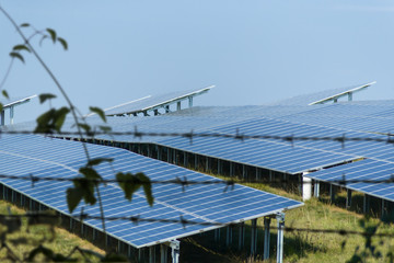 Solaranlage mit Stacheldraht