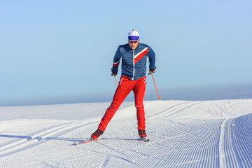 Skater trainiert auf perfekt präparierter Loipe