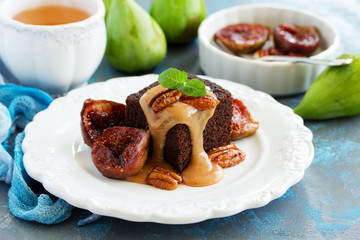 Sticky pudding with caramel sauce and