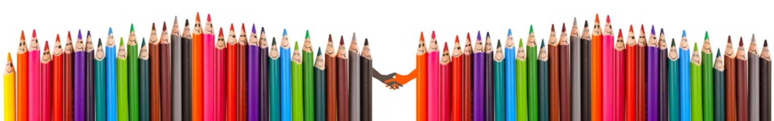 Poignée de main entre deux groupes de crayons expressifs