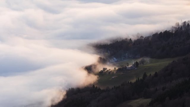 Timelapse de la mer de brouillard qui recouvre une maison dans le Jura.