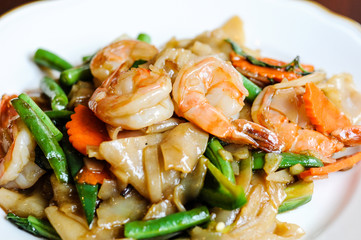 Pad Khee Mao, Stir-fried with wide rice noodles, hot peppers, carrots, green beans, onions, tomato and sweet basil leaves.