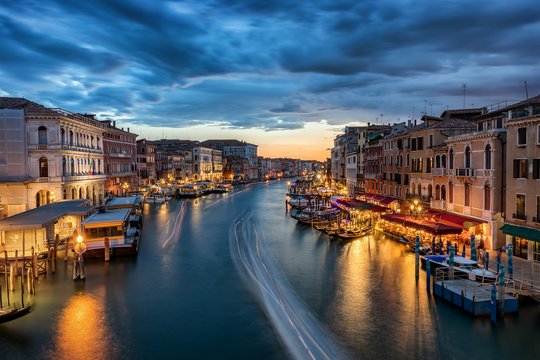 Der Canale Grande in Venedig nach Sonnenuntergang, Italien © moofushi