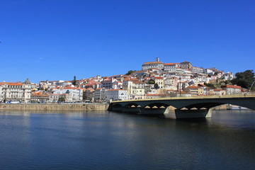 Fototapeta na wymiar Fluss und Brücke bei Coimbra