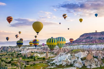 Deurstickers Turkije De grote toeristische attractie van Cappadocië - ballonvlucht. Cappadocië staat over de hele wereld bekend als een van de beste plaatsen om met heteluchtballonnen te vliegen. Göreme, Cappadocië, Turkije
