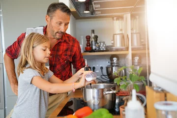 Papier Peint photo Cuisinier Papa avec sa fille cuisiner ensemble dans la cuisine à domicile