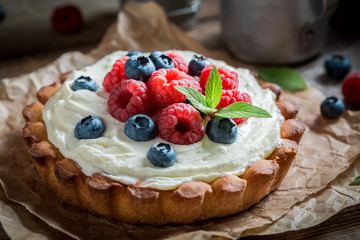 Delicious and crispy tart with berries and mascarpone