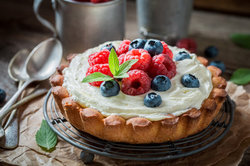 Delicious and crispy tart with mascarpone cheese and fruit