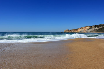 Wellen am Strand von Nazare