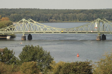 Blick zur berühmten Glienicker Brücke zwischen Berlin und Potsdam