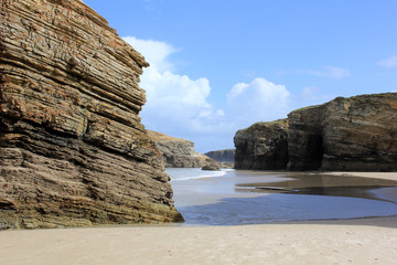 zwischen Klippen am Strand in Nordspanien -  playa de los caedrales