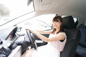 車を運転する若い日本人女性 - obrazy, fototapety, plakaty